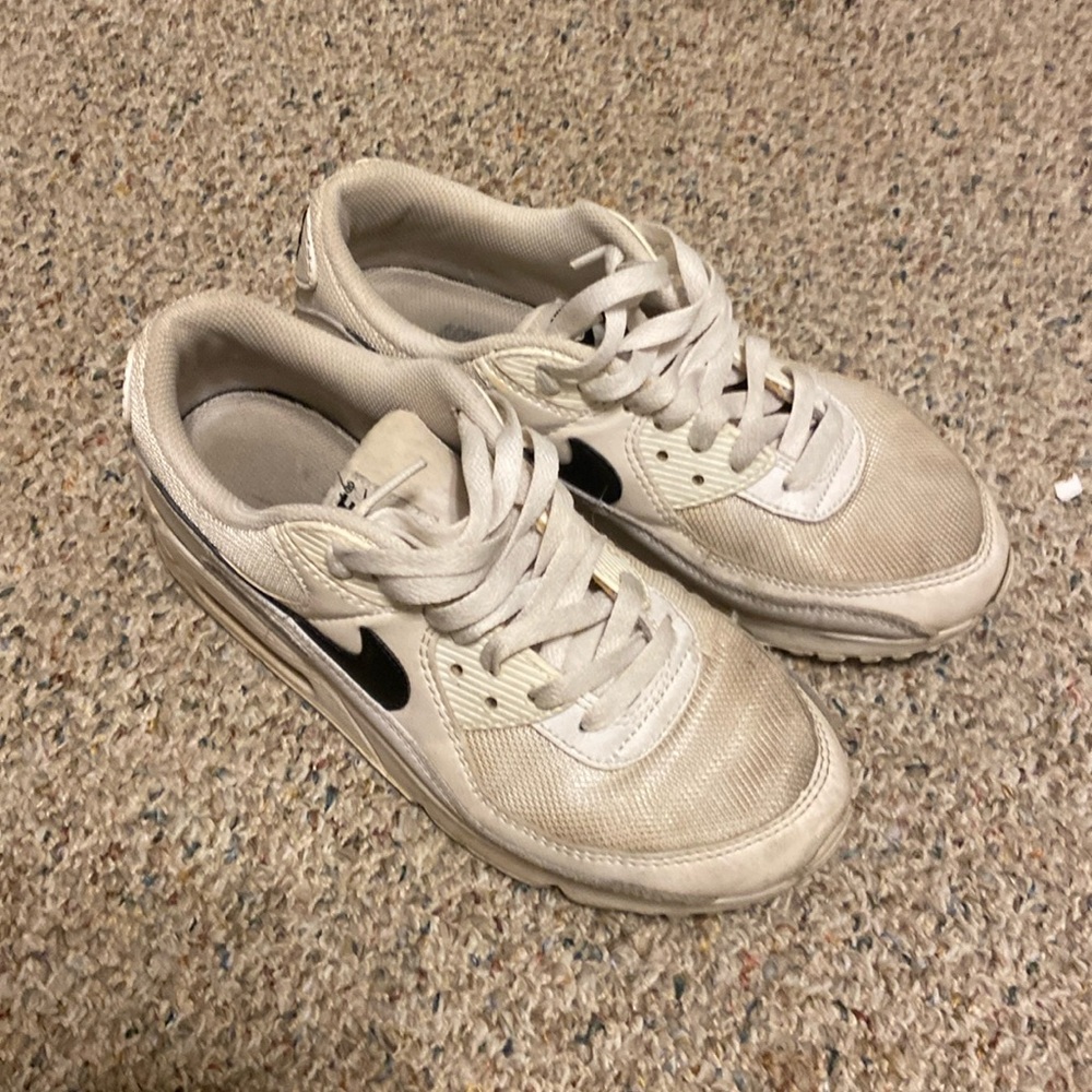 Airmax size 9 women’s alittle worn